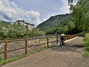 21 Ciclista sulla ciclabile